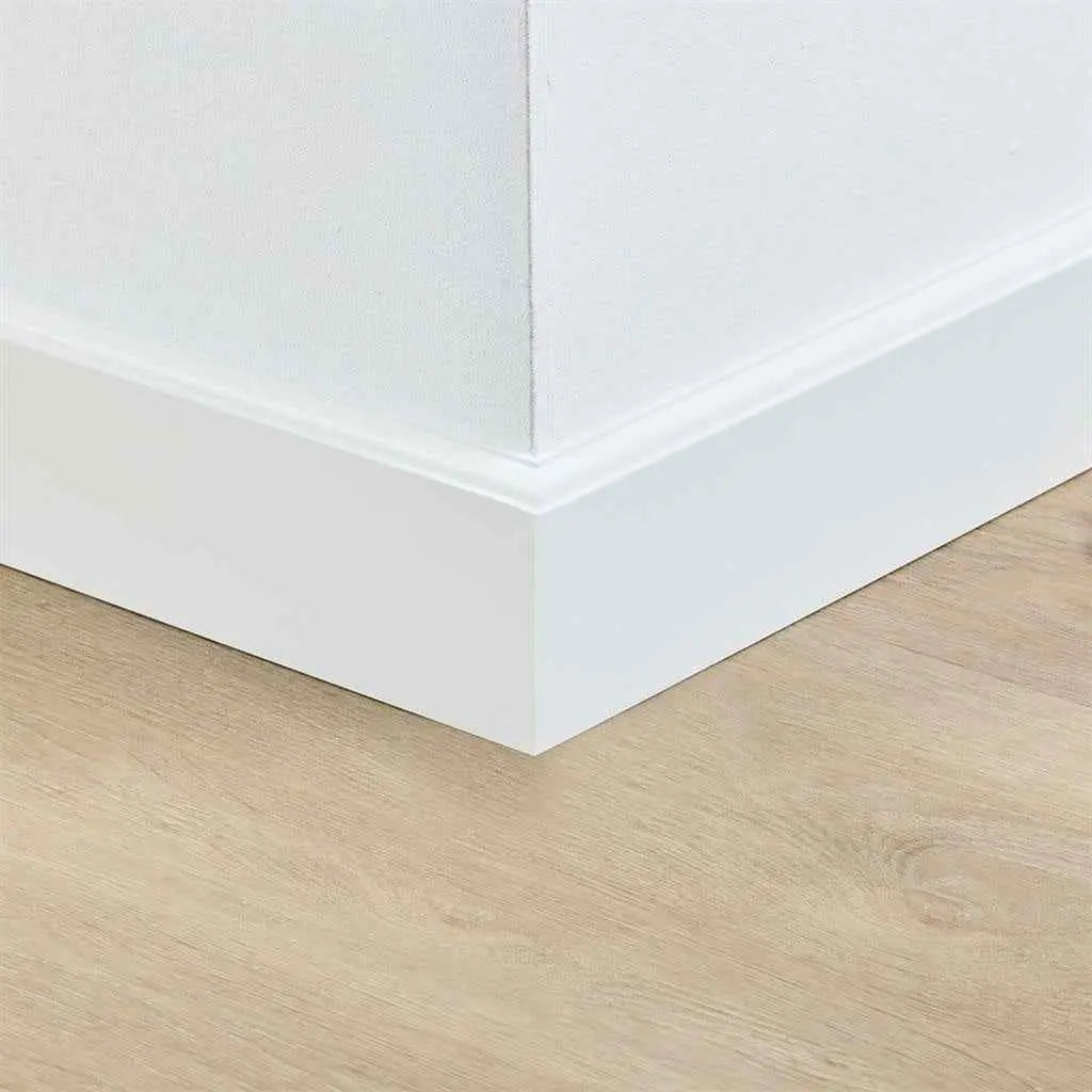 Wit gelakte plint Baroque RAL 9010 90x15x2400 mm