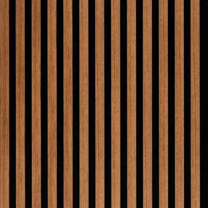 Detail van teak wandpaneel met warme uitstraling en verticale structuur