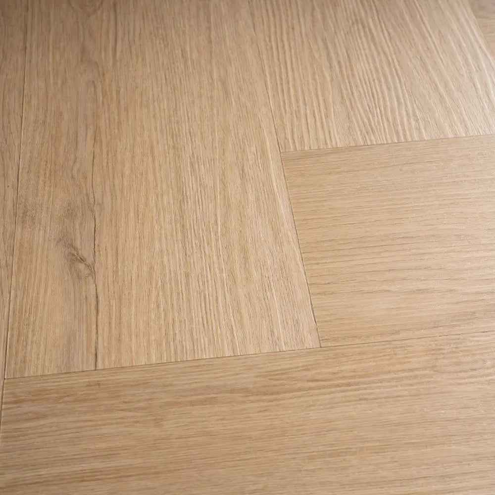 Detail van de houtstructuur en nerf van Pure Visgraat Beige Plak PVC