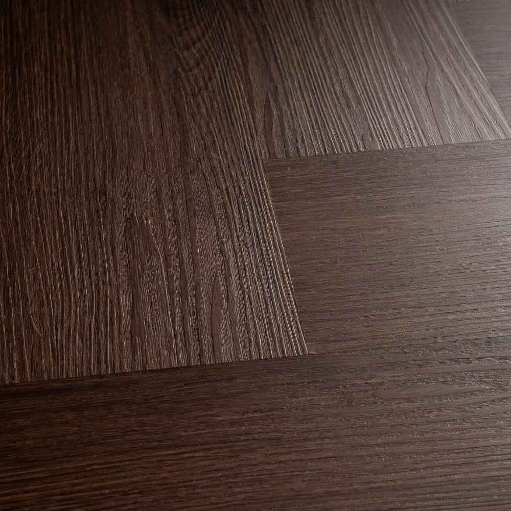 Close-up van Pure Visgraat Brown plak pvc met voelbare houtnerf en visgraatpatroon