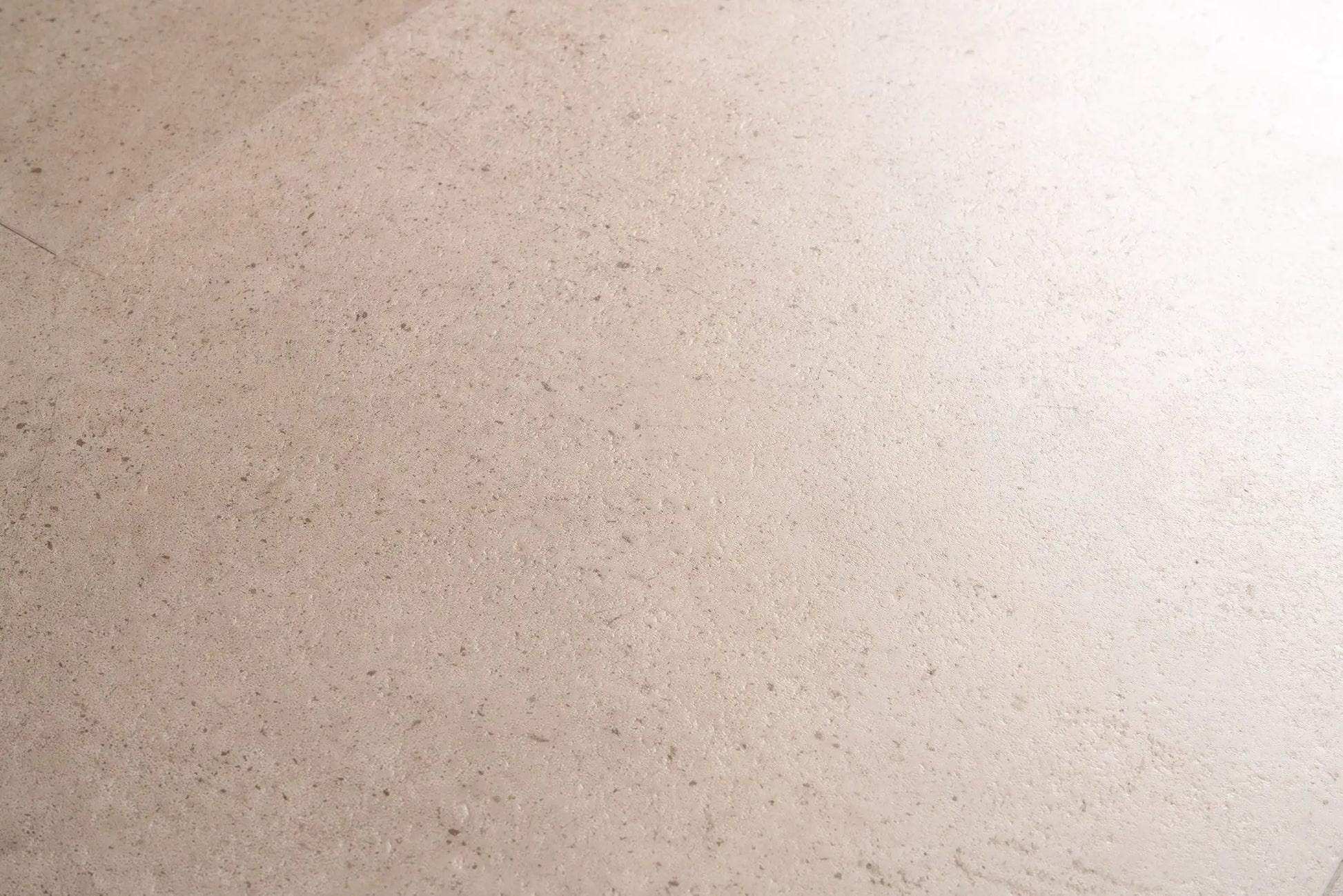Detail van Aura Terrena Beige Plak PVC met voelbare kalksteenstructuur