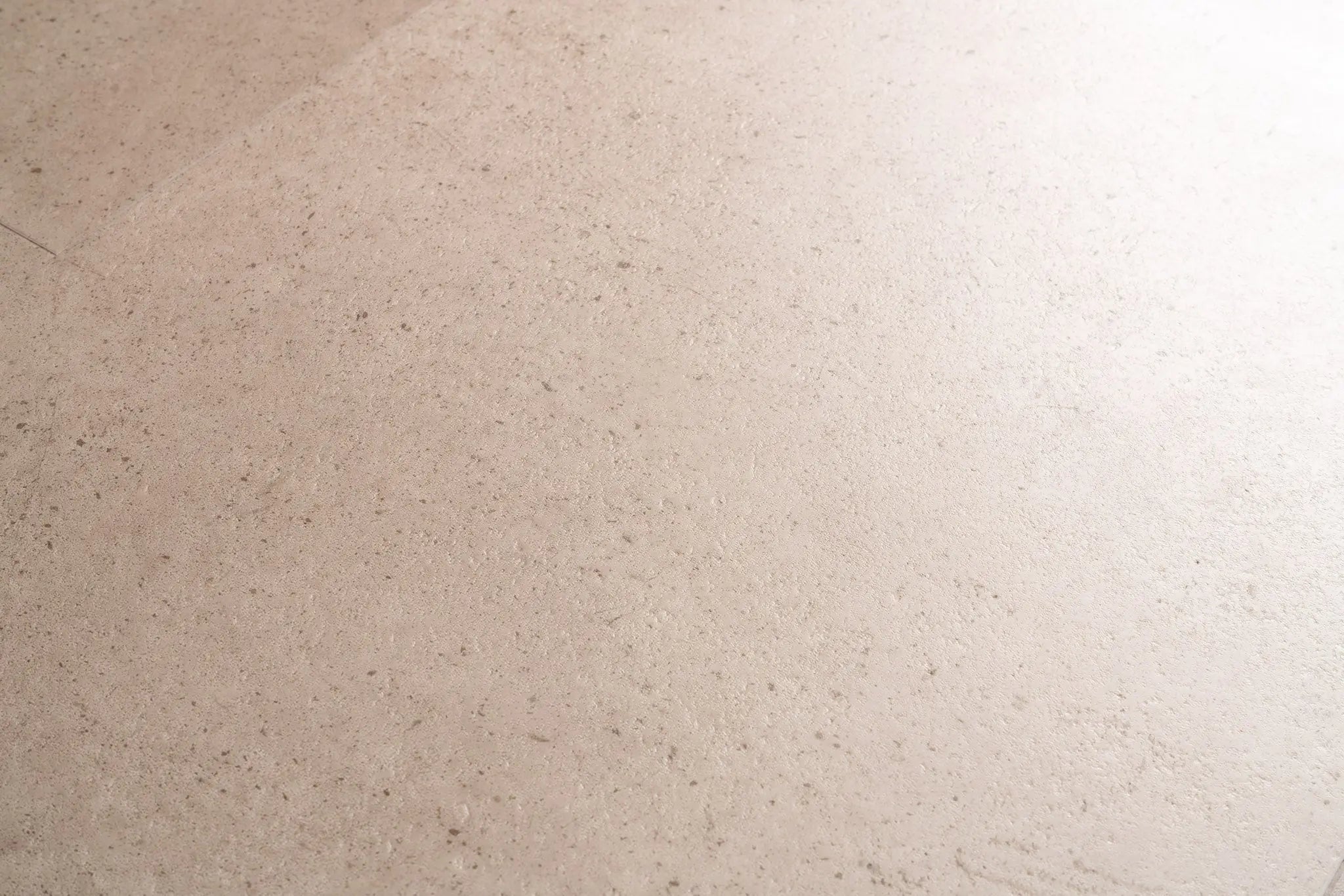 Detail van Aura Terrena Beige Plak PVC met voelbare kalksteenstructuur