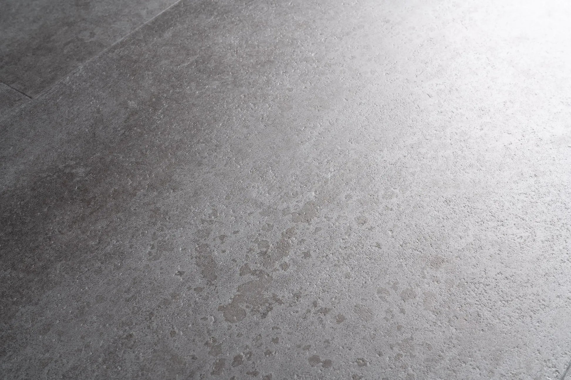 Detail betonstructuur van de Aura Terrena Griseus plak pvc vloer met matte uitstraling.