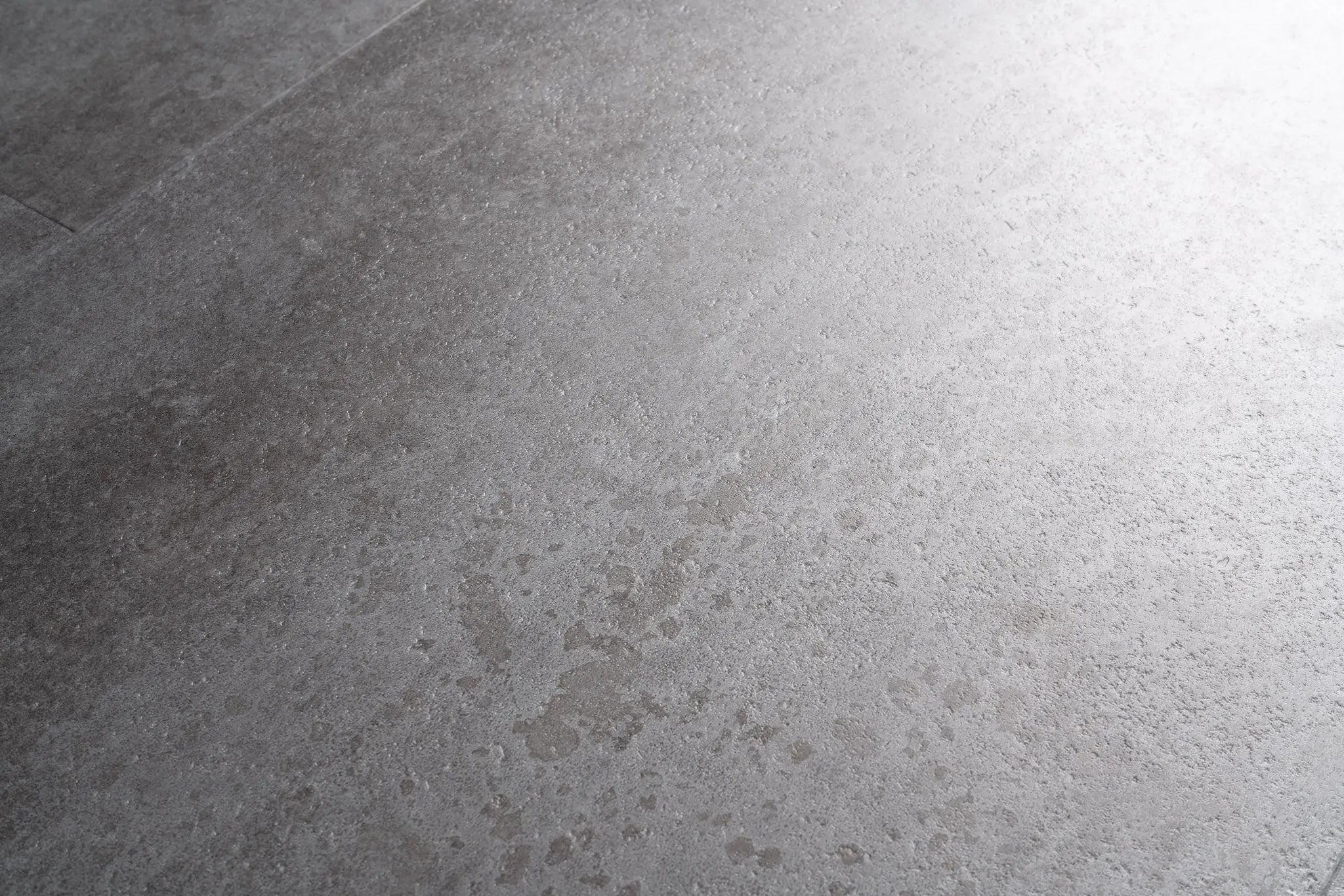 Detail betonstructuur van de Aura Terrena Griseus plak pvc vloer met matte uitstraling.