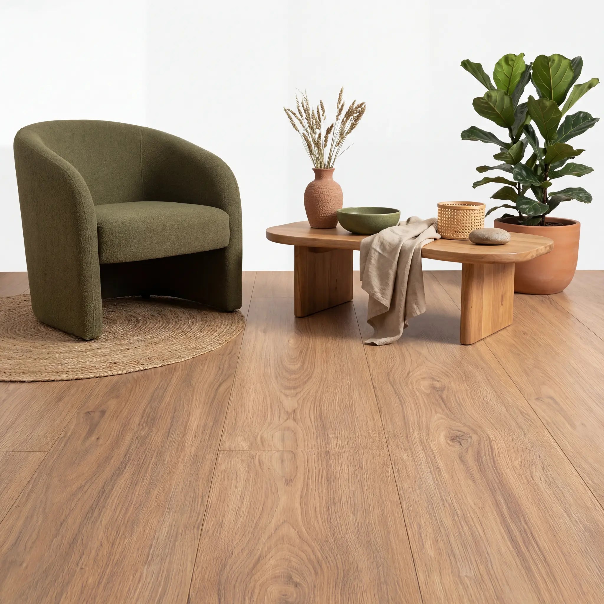 Moderne woonkamer met ultra matte lichte eiken laminaat vloer