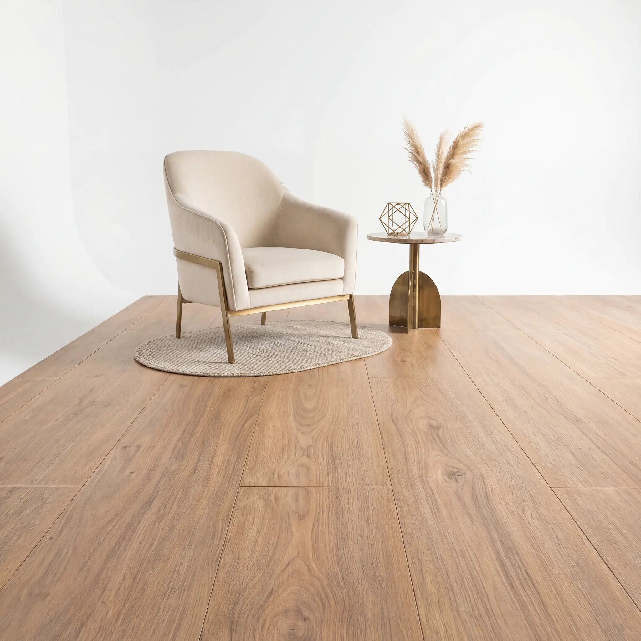 Elegante woonkamer met ultra matte lichte eiken laminaat vloer