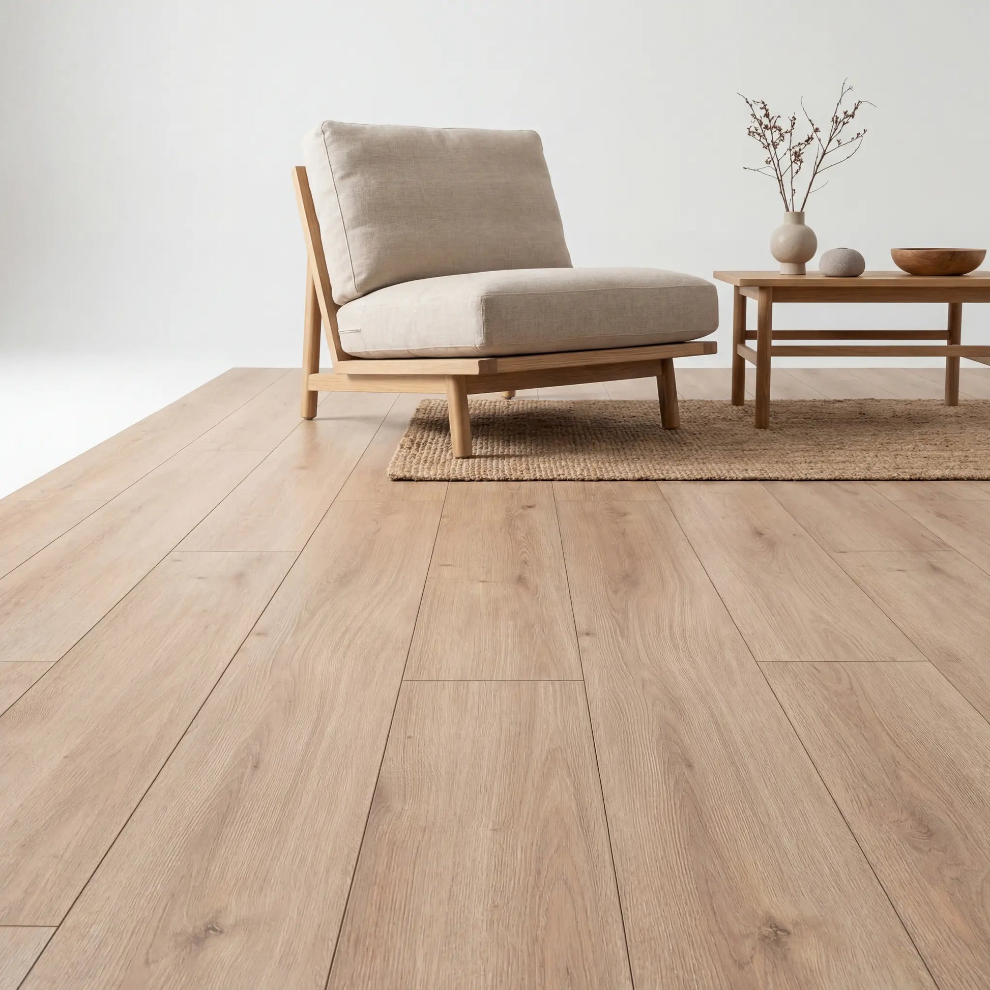 Scandinavisch interieur met ultra mat laminaat vloer in licht eiken