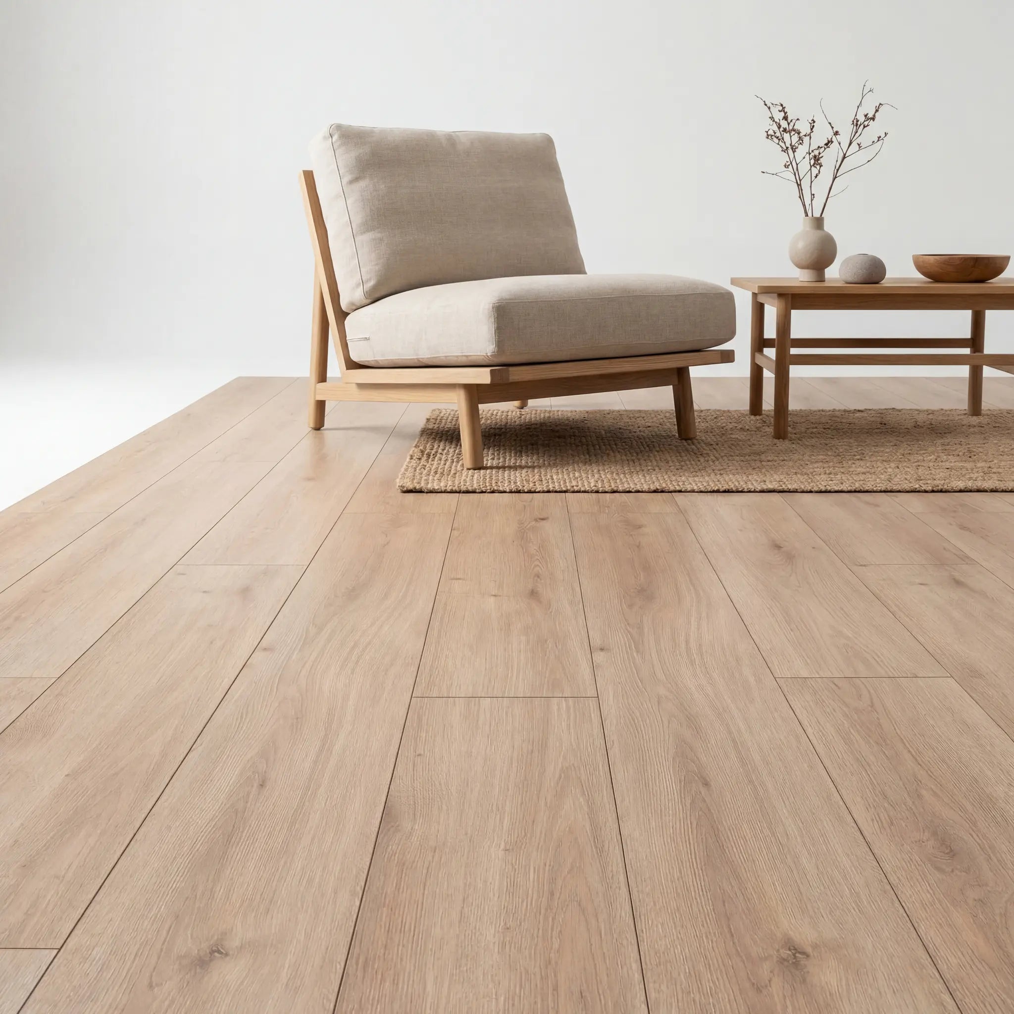 Scandinavisch interieur met ultra mat laminaat vloer in licht eiken
