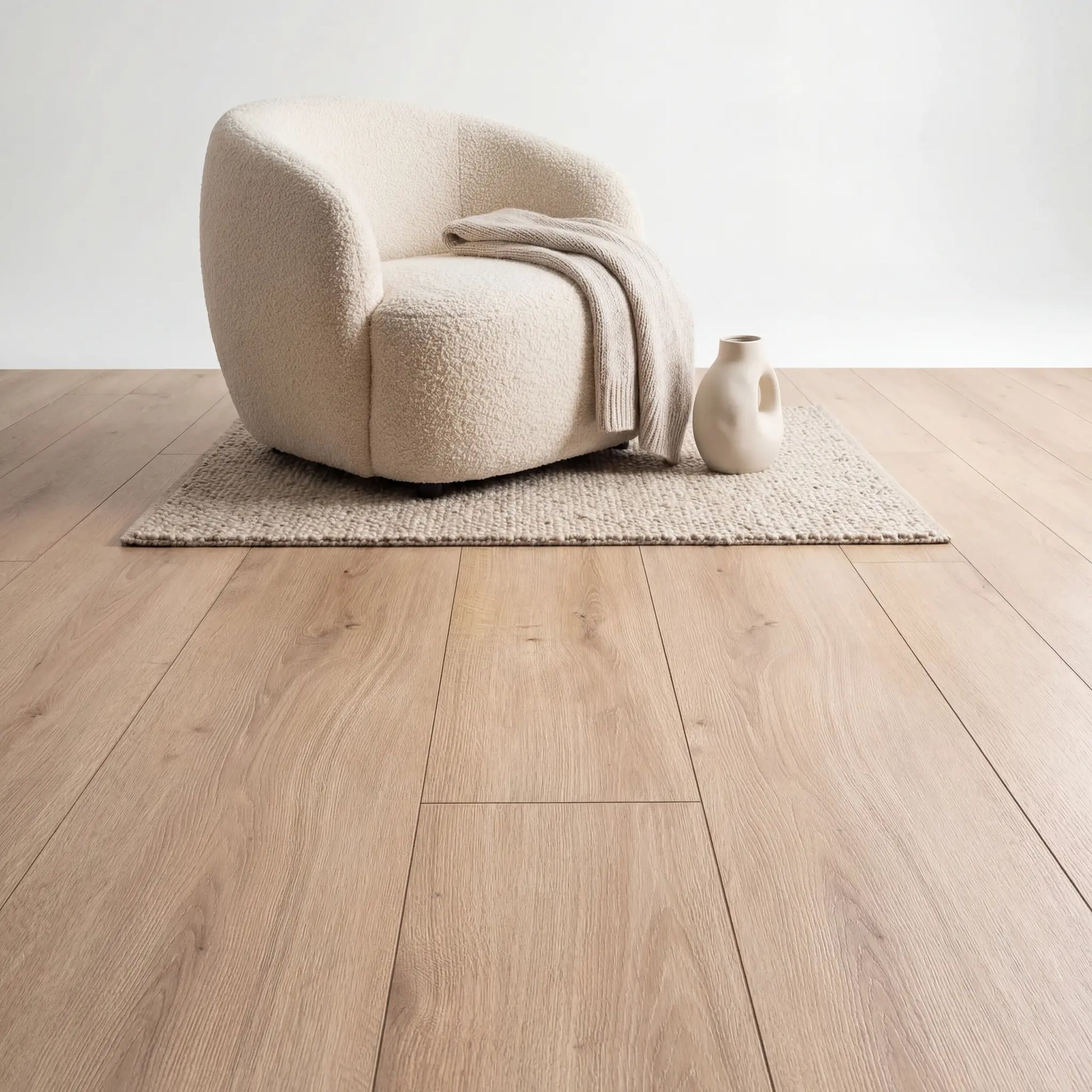 Urban living lounge op extra breed ultra mat laminaat vloer in licht eiken