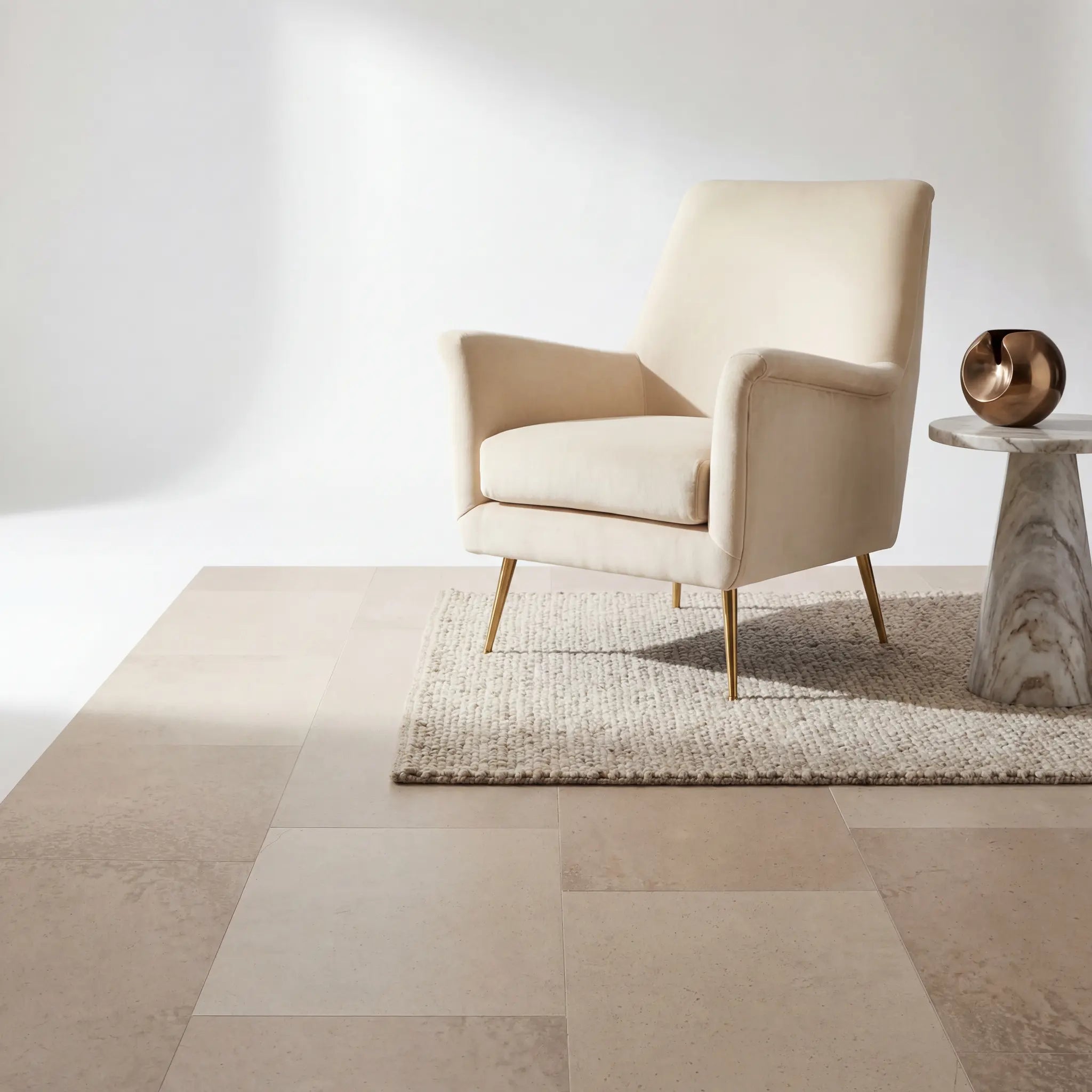 Woonkamer met beige plak pvc vloer, kalksteenpatroon en natuurlijke materialen