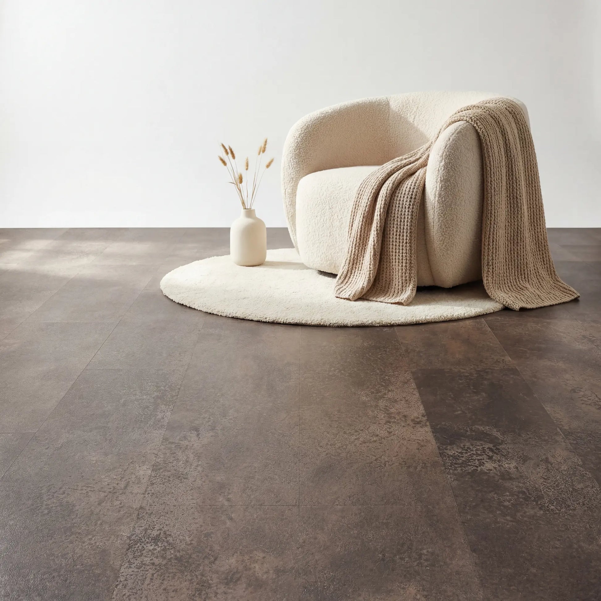 Fusca plak pvc vloer in licht modern interieur met crèmekleurige fauteuil