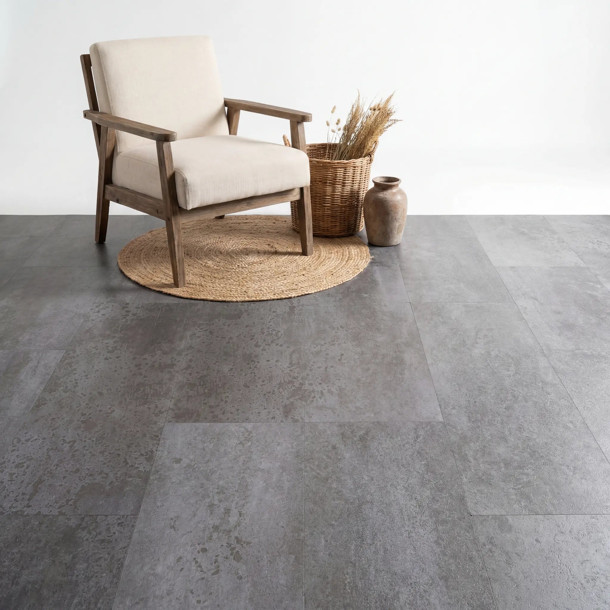 Zithoek met accessoires op Aura Terrena Griseus plak pvc betonlook vloer.