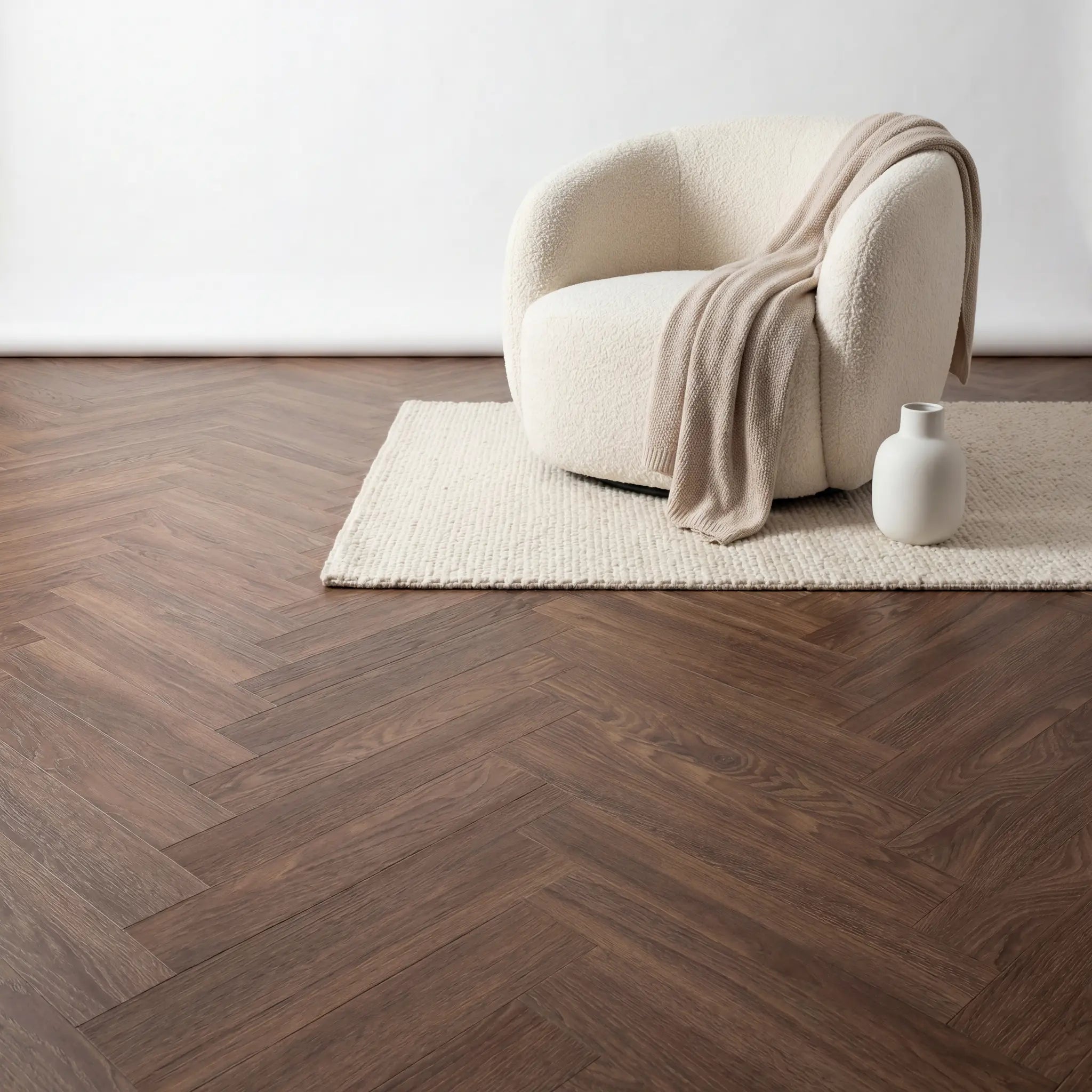 Visgraat klik pvc vloer donkerbruin in modern ingericht interieur
