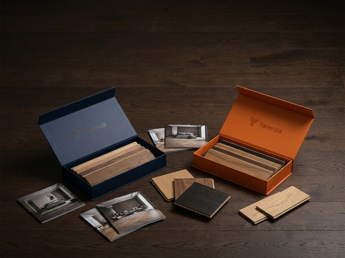 Yarenza marketing materialen op donkere houten vloer