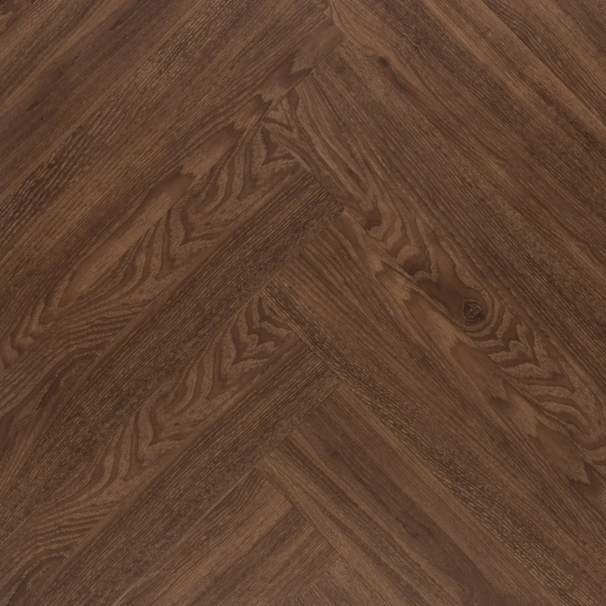 Detail van visgraat klik pvc vloer donkerbruin eiken met voelbare houtstructuur