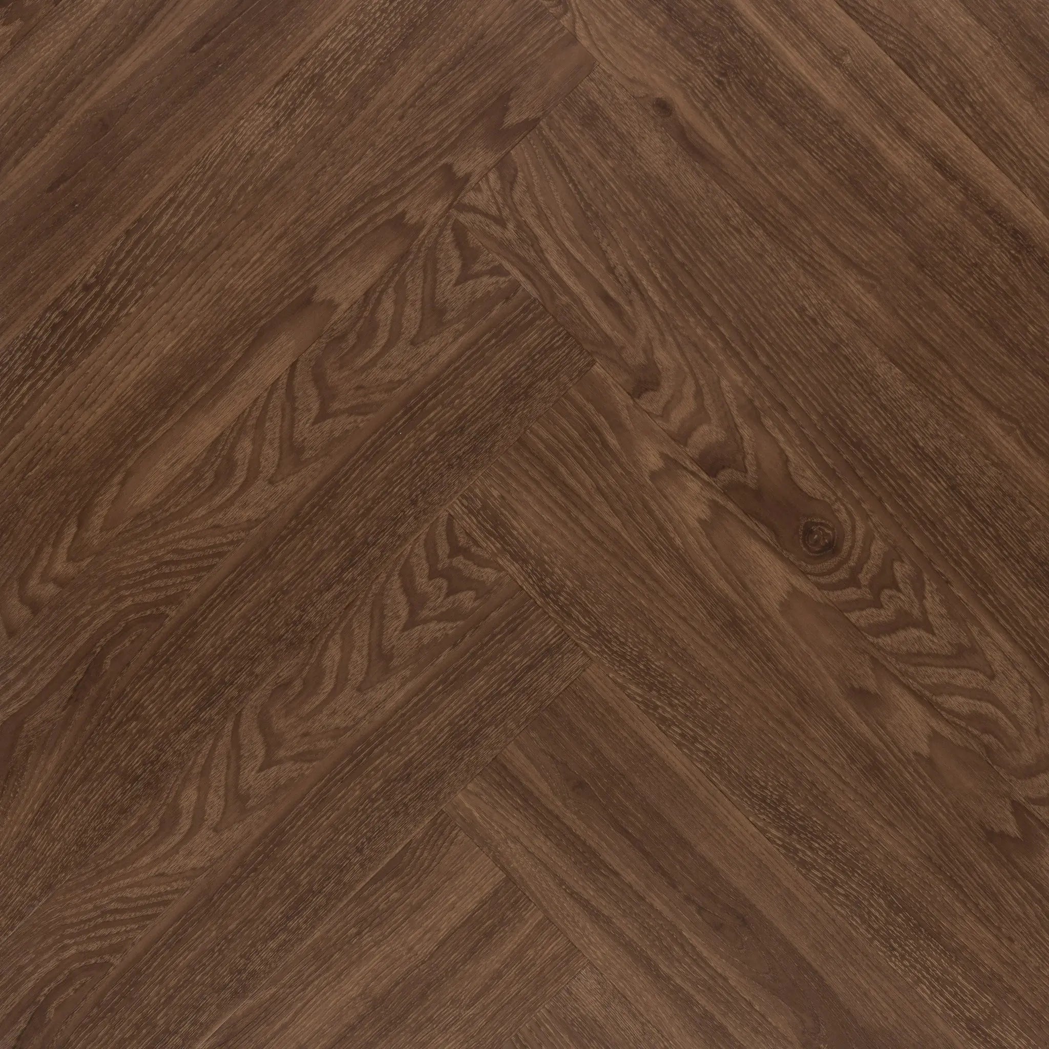 Detail van visgraat klik pvc vloer donkerbruin eiken met voelbare houtstructuur