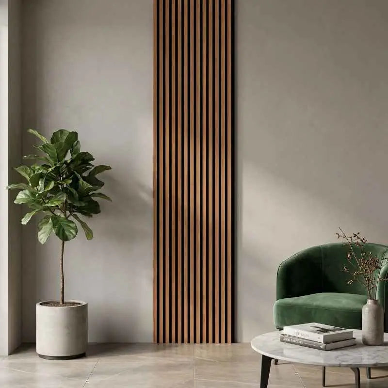 Stijlvolle teak wandpaneel als verticale accentwand in modern interieur